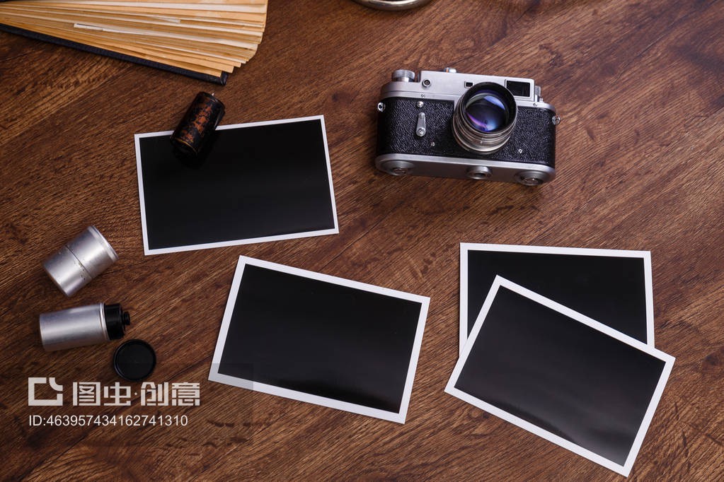 復(fù)古攝影機空白相框Vintage photo camera. Blank photo frames.